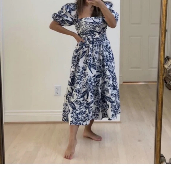 ABERCROMBIE Emerson Poplin Puff Sleeve Midi Dress Whitefloral/blue. NO L ABERCROMBIE Emerson Poplin Puff Sleeve Midi Dress Whitefloral/blue. NO L